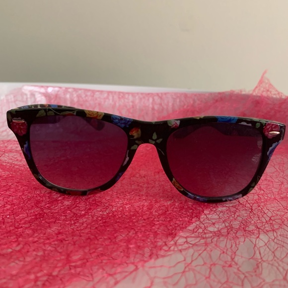 Wayfarer style retro black floral sunglasses - Picture 2 of 3